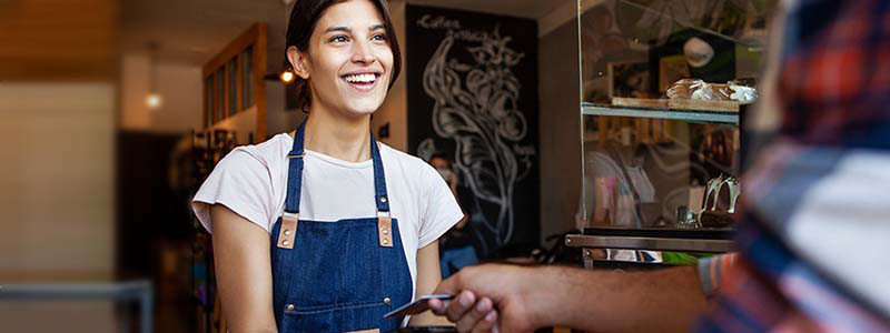 Mujer recibiendo un pago contactless