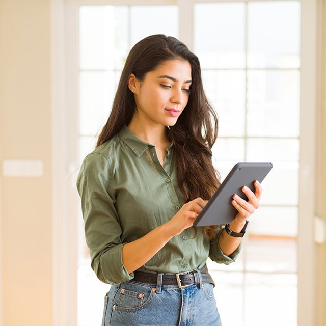 Mujer utilizando teléfono móvil