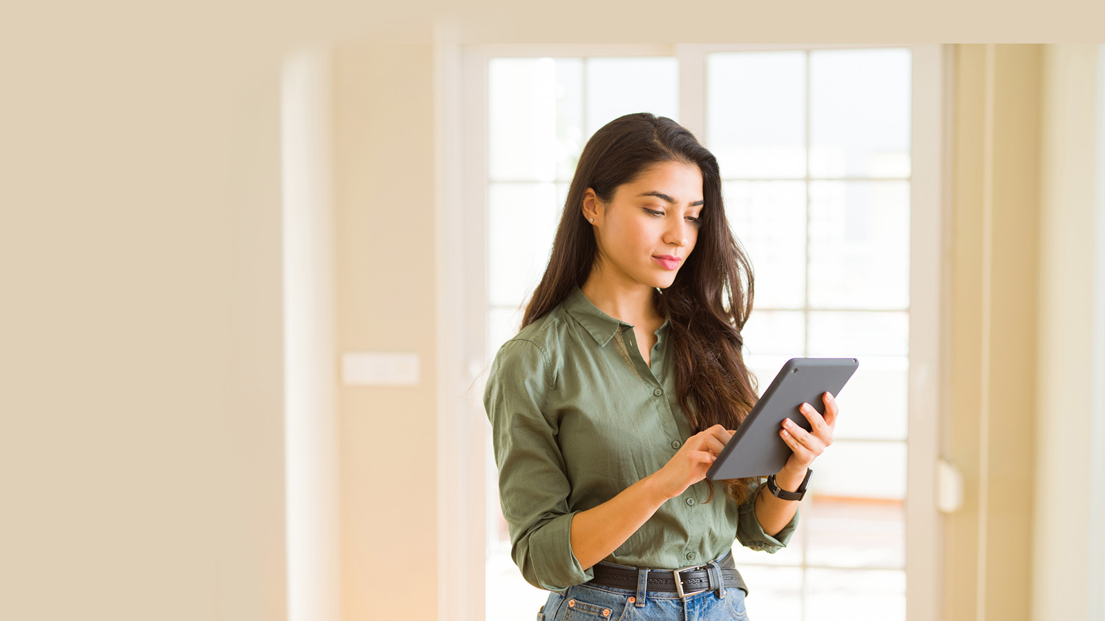 Mujer utilizando teléfono móvil