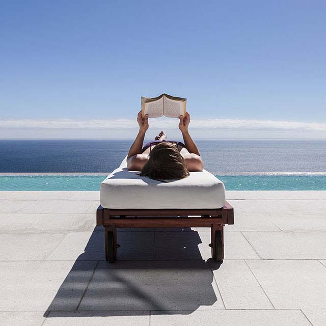 mujer leyendo un libro